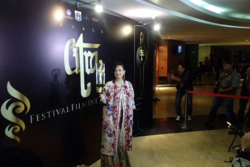 Cut Mini memegang Piala Citra FFI 2 di mana ia terpilih sebagai Pemeran Wanita Terbaik lewat film Athirah