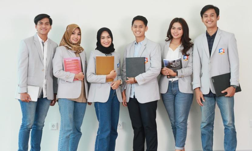 Cyber University atau Universitas Siber Indonesia sebagai sebagai Kampus Fintech Pertama di Indonesia, membuka kelas transfer D3 ke S1 khusus lulusan Program Studi Sistem Informasi, Teknologi Informasi dan Sistem Informasi Akuntansi dari Universitas BSI (Bina Sarana Informatika). 