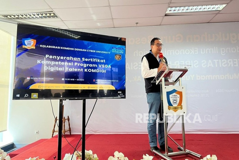 Cyber University bersama Komdigi menyerahkan sertifikat VSGA dalam rangkaian upaya menghasilkan talenta digital yang unggul. 