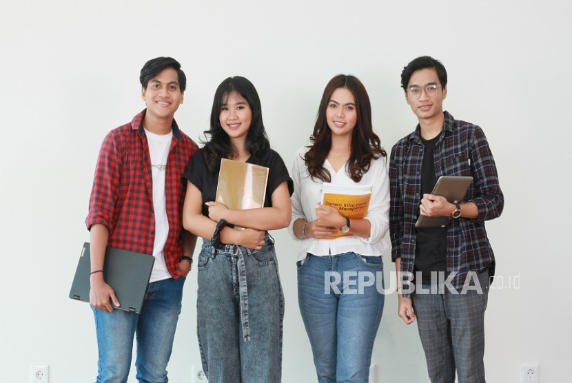 Cyber University kolaborasi kreatif dengan brand fashion ikonik dari Yogyakarta, Dagadu menghadirkan jaket varsity eksklusif edisi terbatas.