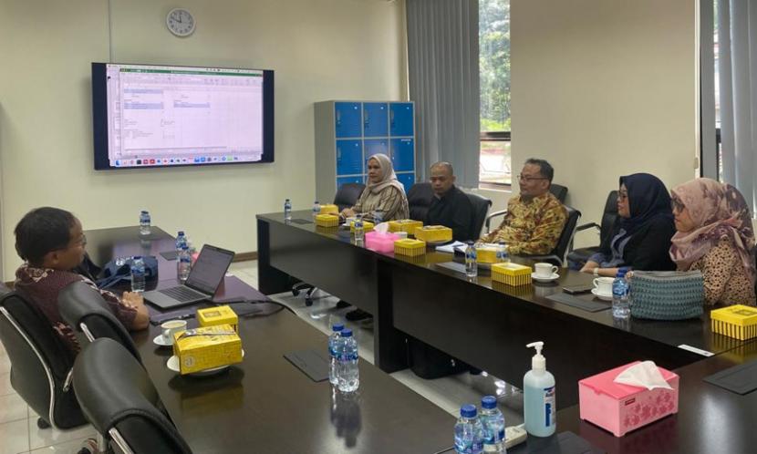 Cyber University melakukan kunjungan studi banding ke Sekolah Teknik Elektro dan Informatika Institut Teknologi Bandung (STEI ITB) Bandung.