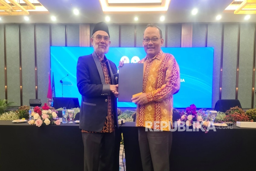Cyber University melakukan penandatanganan Nota Kesepahaman (MoU) dan Perjanjian Kerja Sama (MoA) dengan Asosiasi Perguruan Tinggi Swasta Indonesia (APTISI) Pusat.