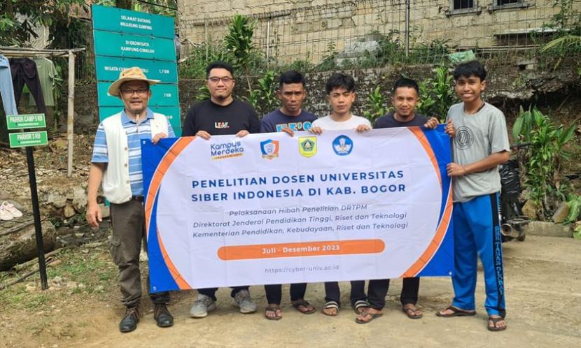 Cyber University melakukan penelitian di Kampung Ciwaluh, Desa Watesjaya, Kecamatan Cigombong, Kabupaten Bogor, Jawa Barat.