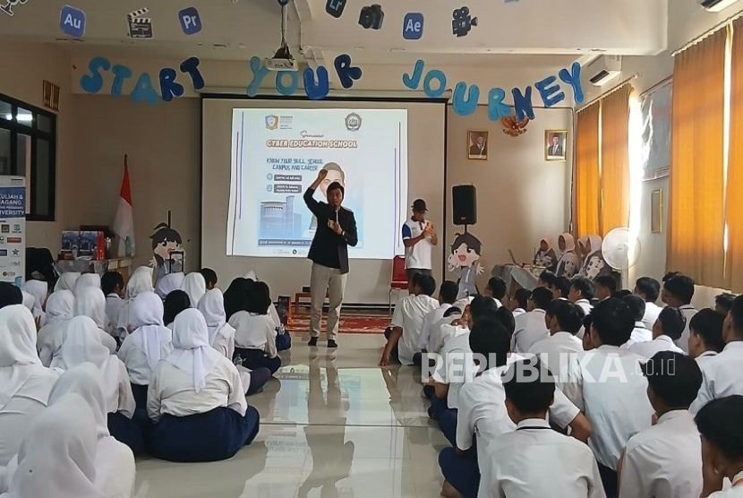 Cyber University memberikan literasi digital dan kesiapan karier generasi muda di SMKN 67 Jakarta. 