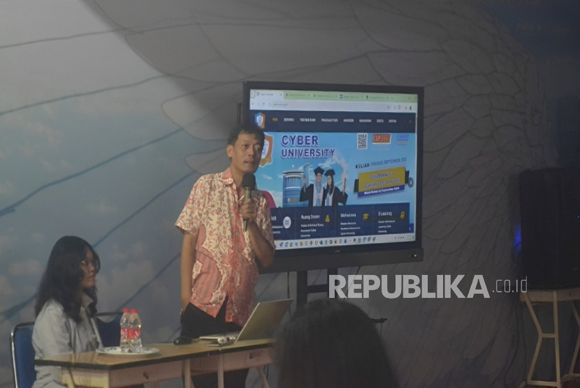 Cyber University memberikan pelatihan mengenai AI kepada para guru di sekolah Mahanaim, Bekasi.