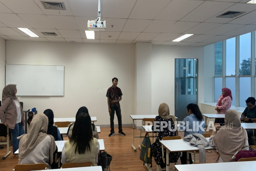 Cyber University mempersiapkan mahasiswanya dalam public speaking dan bahasa Inggris untuk menyambut student exchange.