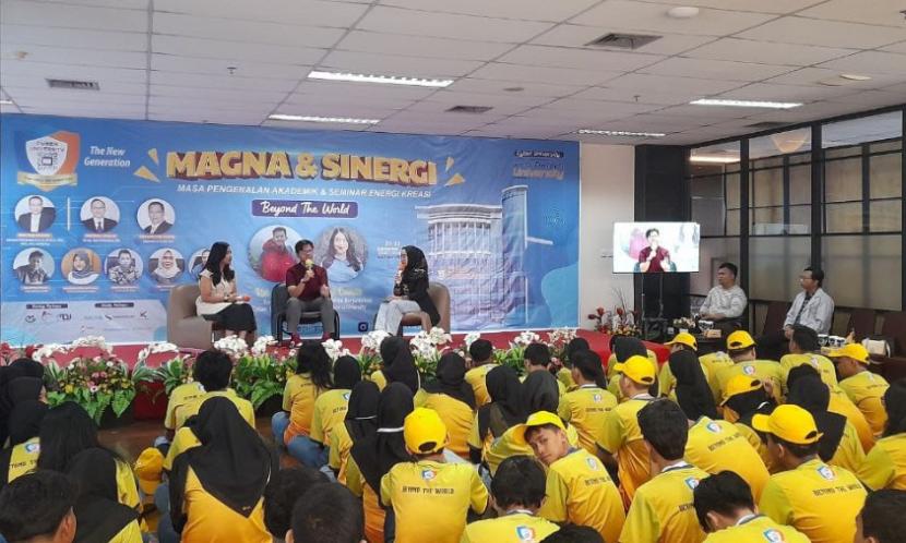 Cyber University menggelar kegiatan SINERGI (Seminar Kreasi Energi) sebagai bagian dari rangkaian PKKMB (Pengenalan Kehidupan Kampus Mahasiswa Baru) pada Minggu (22/9) di Aula Cyber University, Jalan TB Simatupang Nomor 6, RT 7/RW 5, Tanjung Barat, Kec. Jagakarsa, Jakarta Selatan.