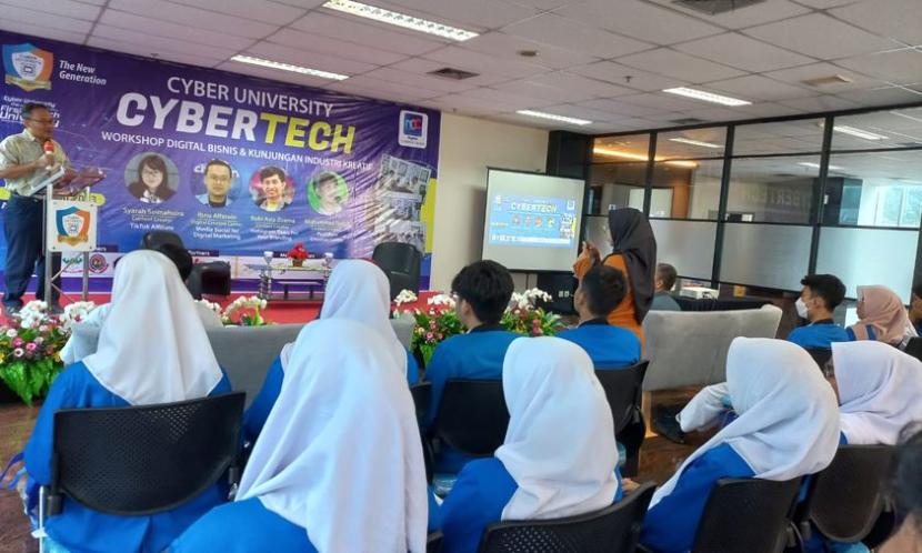 Cyber University menggelar workshop dan praktik podcast bertajuk CyberTech di Aula Cyber University, Jakarta Selatan.