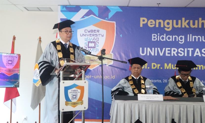Cyber University menorehkan sejarah dengan pengukuhan Guru Besar Bidang Ilmu Ekonomi Syariah, Prof Dr Muhammad Yusuf yang merupakan Ketua Prodi Digital Entrepreneur (Kewirausahaan).