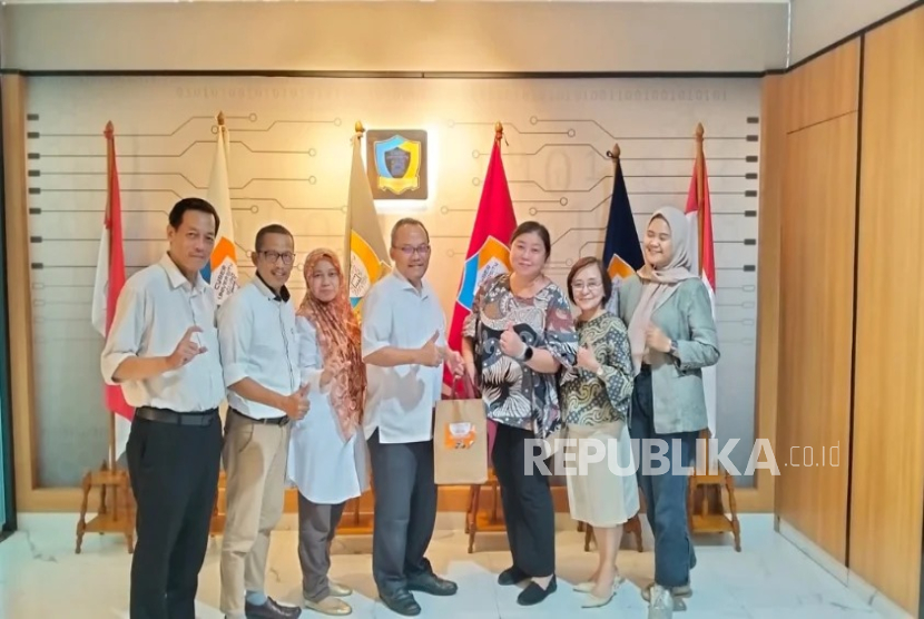 Cyber University menyambut kehadiran perakilan Sinarmas Land saat berkunjung ke Gedung Kampus Cyber University, Jagakarsa, Jakarta Selatan pada Selasa (15/4) lalu.