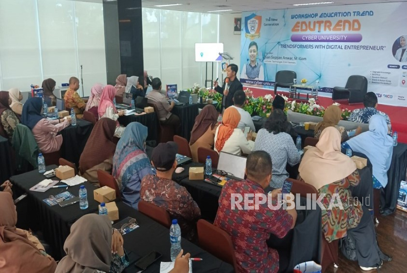 Cyber University menyelenggarakan workshop edutrend mengenai tren teknologi digital untuk para guru kewirausahaan dan pemasaran, Rabu (19/2/2025) lalu.