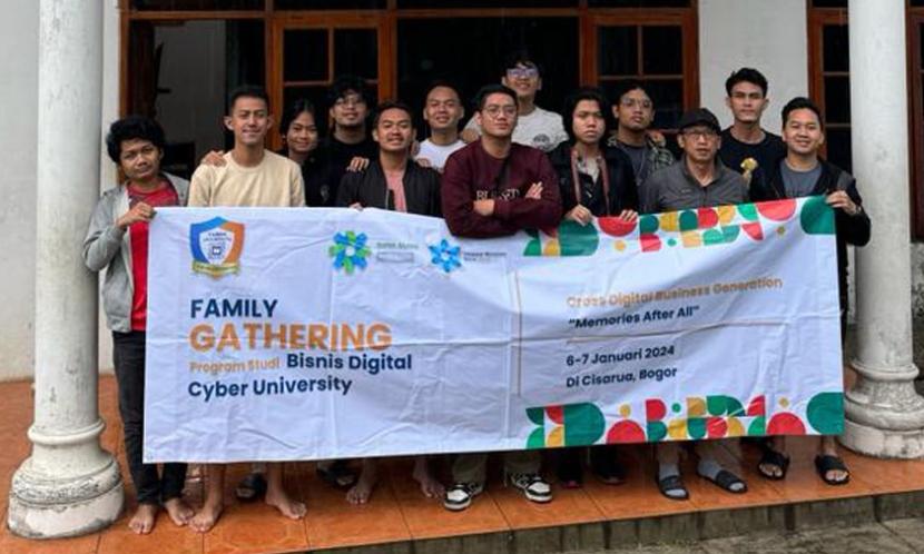 Cyber University sebagai The First Fintech University in Indonesia menggelar kegiatan family gathering di Villa Versailles Puncak Bogor, Bogor, Jawa Barat.