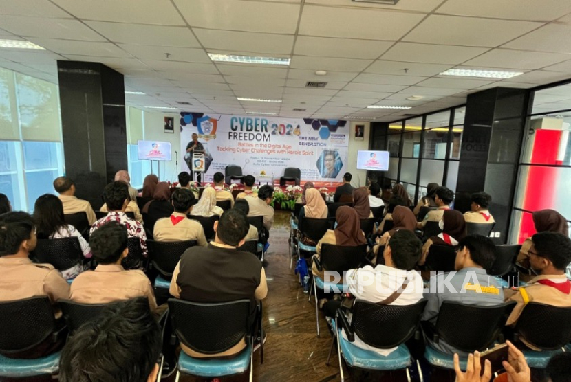 Cyber University sukses menggelar Seminar Cyber Freedom dengan tema 