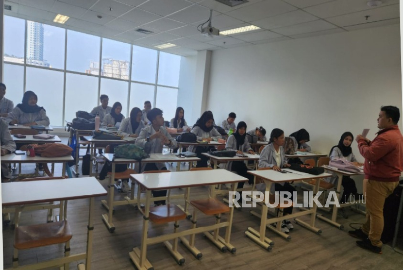 Cyber University terus berupaya mencetak lulusan yang kompeten, berdaya saing tinggi, dan mampu memenuhi kebutuhan dunia kerja.