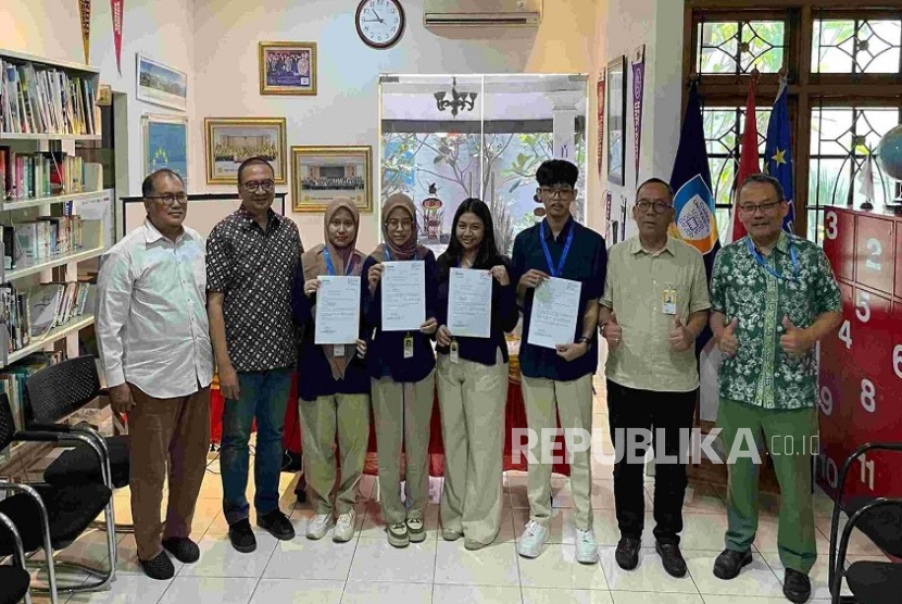 Cyber University (Universitas Siber Indonesia) melakukan penandatanganan Memorandum of Understanding (MoU) di kantor pusat Euro Management, Menteng, Jakarta, dan sekaligus penyerahan kontrak magang bagi mahasiswa Cyber University, Rabu (24/9/2025).