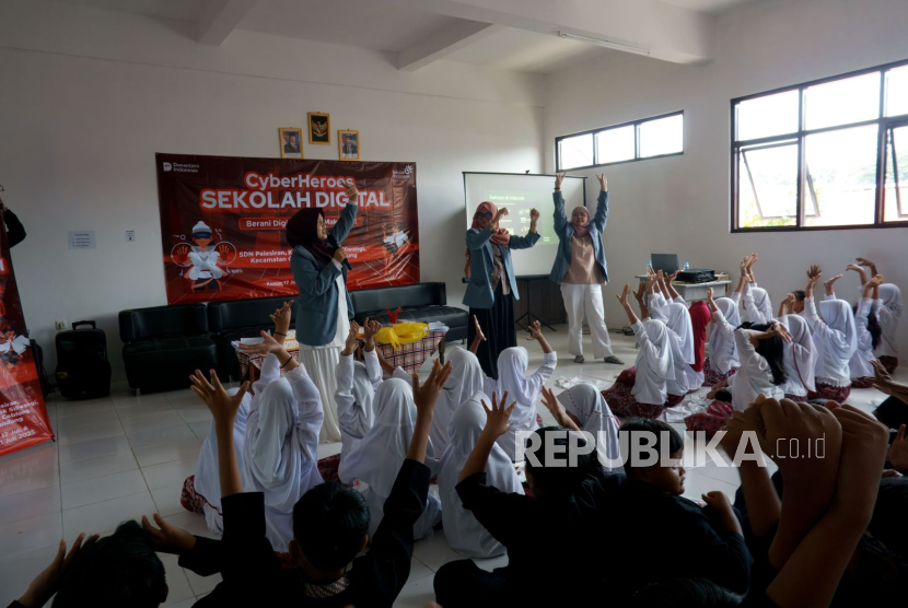 CyberHeroes: Sekolah Digital yang dilaksanakan di SDN Sukapura 02, Kabupaten Bandung dan SDN Pelesiran, Kota Bandung yang berlangsung pada 15 dan 17 Juli 2025.