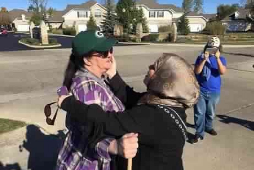 Cynthia Eugenia Cox DeBoutinkhar dari Noor Islamic Cultural Center di Ohio, AS memberi pelukan pada seorang pendemo anti-Islam, Annie.