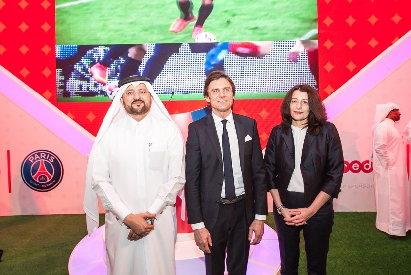 Cynthia Gordon, Chief Commercial Officer Ooredoo Group (kanan), Waleed Al-Sayed, Chief Operating Officer Ooredoo Qatar (kiri), dan Frederic Longuepee, Deputy CEO Paris Saint Germain (tengah) saat peluncuran Fans Do Wonders.   