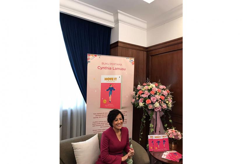 Cynthia Lamusu meluncurkan buku pertamanya, Move It: Be Healthy Be Happy, Selasa (12/4/2022). Menurut Cynthia, sang suami, Surya Saputra, selalu mendukungnya asalkan dirinya bahagia.