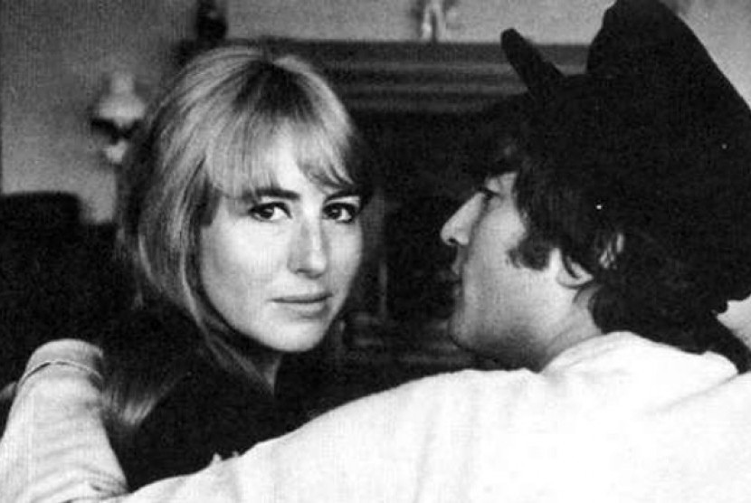 Cynthia Lennon (kiri), istri pertama musisi The Beatles, John Lennon (kanan).