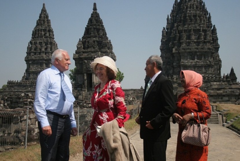 Czech President Vaclav Klaus (left) visits Prambanan Temple in Yogyakarta, Sunday.  