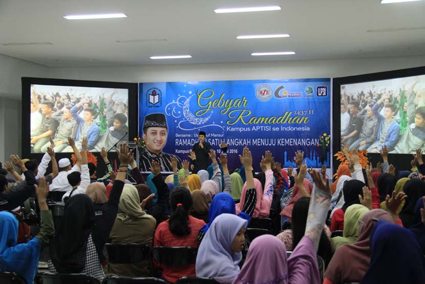 Da'i kondang Ustadz Yusuf Mansur tanmpil pada acara Gebyar Ramadhan yang digelar oleh APTISI, BSI dan STIAMI di Jakarta, Jumat (10/6).