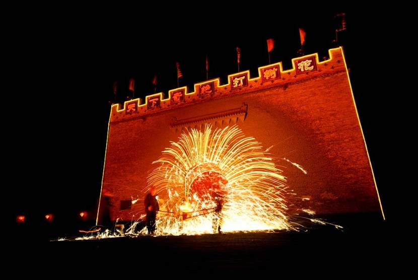 Da ShuHua, tradisi berusia ratusan tahun di Cina dimana panda besi melempar logam cair ke tembok untuk menciptakan percikan api. Tradisi ini berlangsung saat perayaan Imlek.