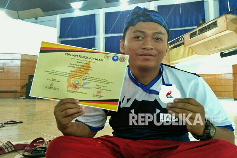 Dadang Arif Dwi Saputra, mahasiswa Universitas Ahmad Dahlan (UAD) yang meraih juara umum Tapak Suci di Institut Pertanian Bogor (IPB) Open.  Mahasiswa FKIP PPKN UAD itu mengalahkan 340 lawan dari 32 PTN dan PTS se-Indonesia dan meraih Piala MPR RI.