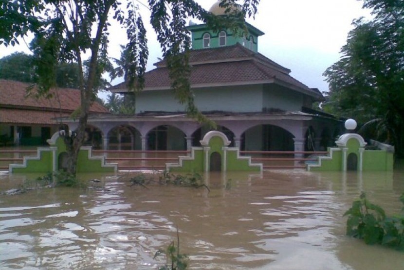 Daerah Karawang terkena banjir.