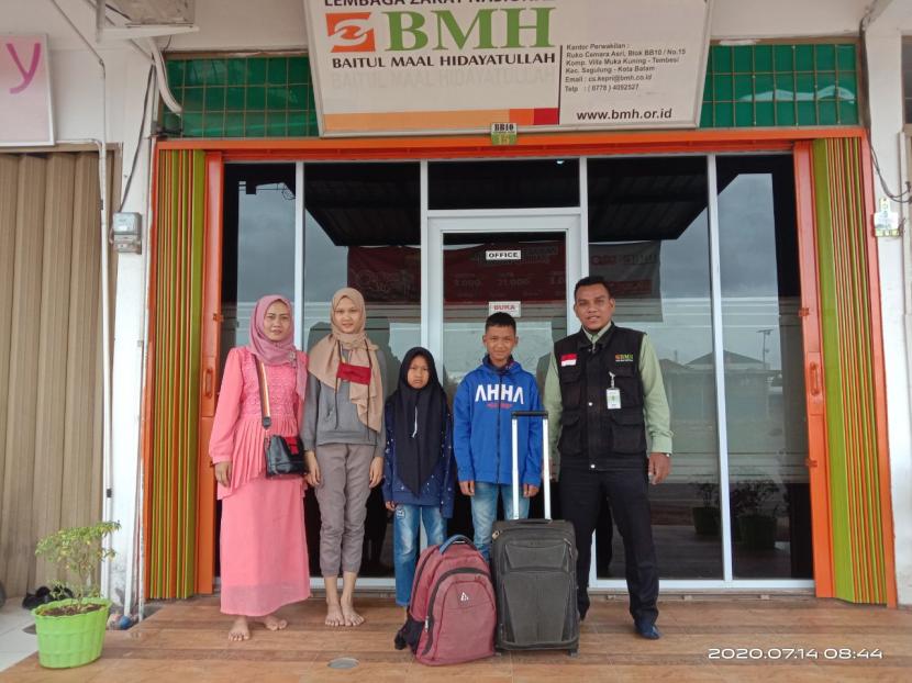 Dafa Juanda bersama ibunda dan saudara-saudaranya berada di kantor BMH Perwakilan Riau, Batam.