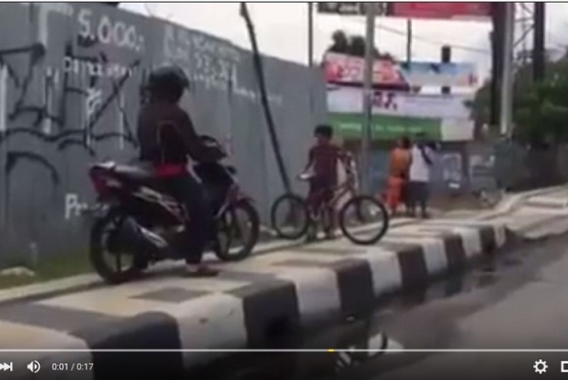 Daffa, bocah pemberani menghadang pengendara motor di atas trotoar