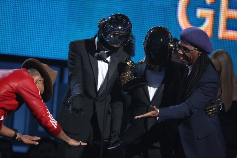 Daft Punk (memakai topeng), Pharrel Williams (kiri) dan Nile Rodgers (kanan) saat menerima penghargaan untuk kategori Best Pop Duo/Group Performance di ajang Grammy Awards 2014