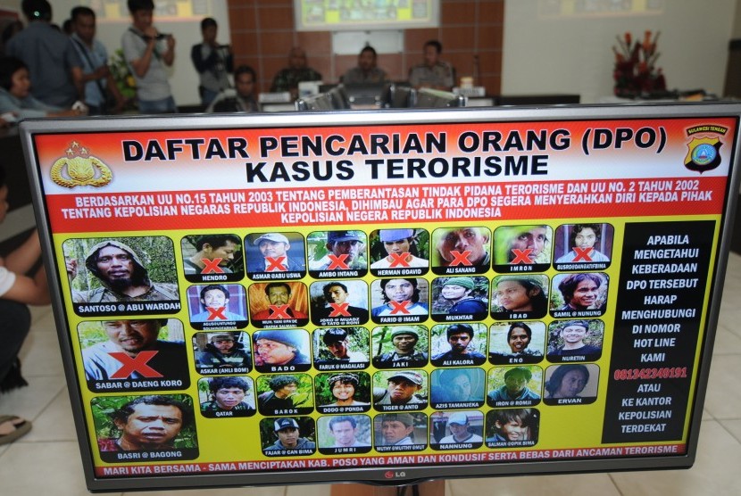 Daftar Pencarian Orang (DPO) teroris Poso ditampilkan di Mapolda Sulteng di Palu, Selasa (26/5).