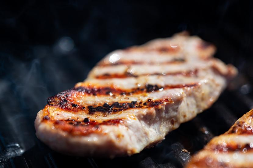 Para peneliti mempertimbangkan pengurangan konsumsi daging dengan jejak karbon.