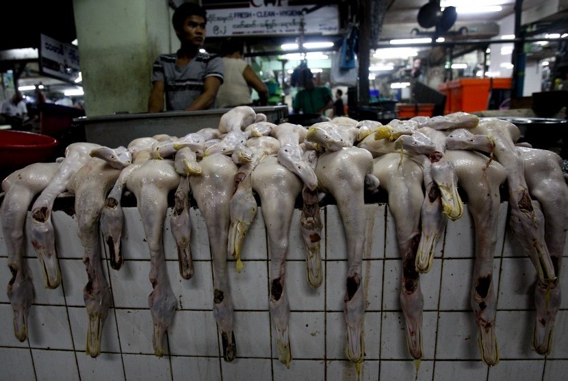 Daging bebek dijual di pasar.