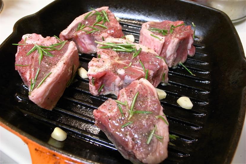 Daging kambing (ilustrasi). Agar nantinya tidak alot ketika sudah dimasak, potonglah daging kambing secara berlawanan dengan arah serat daging.
