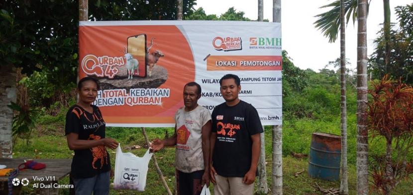 Daging kurban BMH disalurkan ke 122.135 penerima manfaat di seluruh Indonesia, dari Aceh sampai Papua.