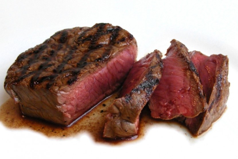 Daging merah merupakan salah satu makanan yang berpotensi mengakibatkan bau badan tak sedap.
