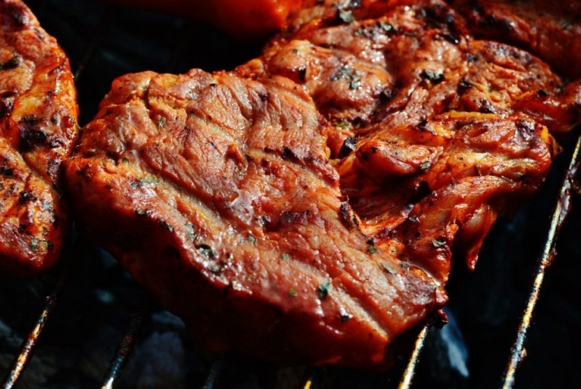 Daging merah yang dibakar bisa memicu kanker.