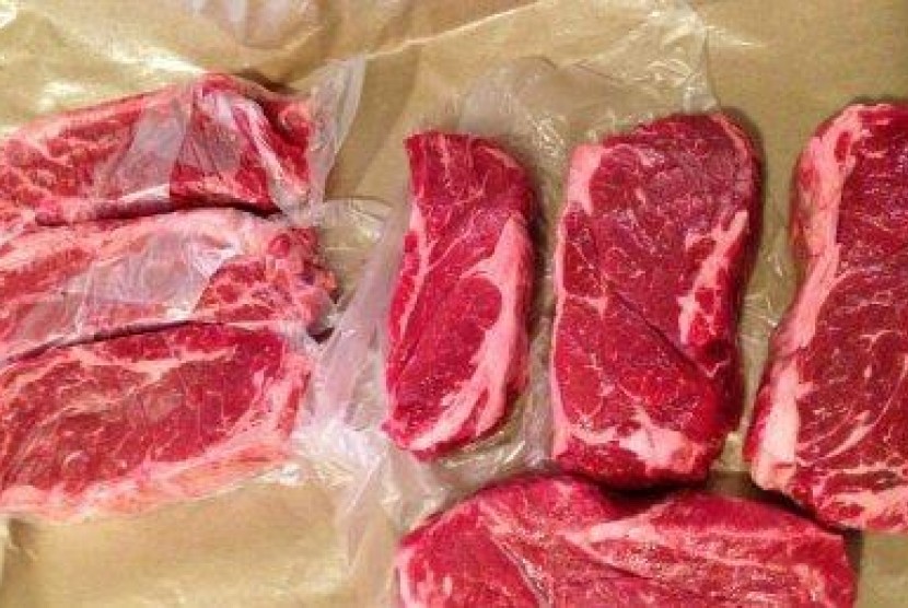 Daging sapi Australia. Menteri Perdagangan Australia Simon Birmingham mengatakan China menghentikan sementara impor daging dari empat pabrik pengolahan daging terbesar di Australia.
