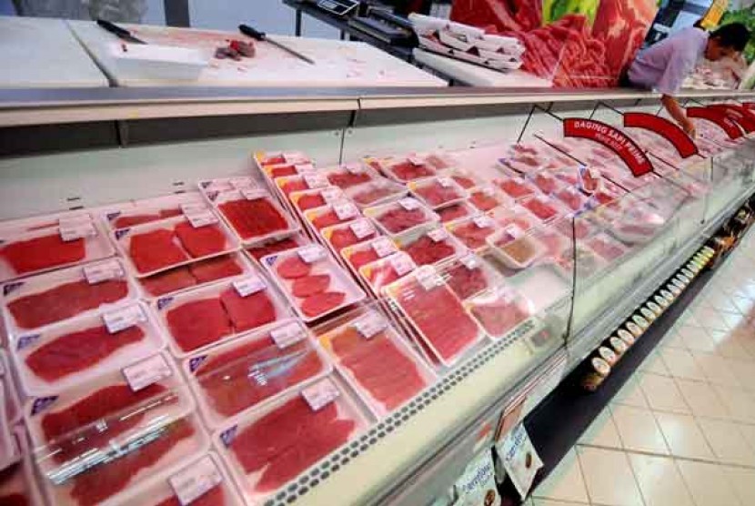 Daging sapi di supermarket. Ajinomoto meluncurkan produk Nikuplus, bahan tambahan pangan campuran penstabil daging yang dapat meningkatkan tekstur daging serta stabil selama empat jam penyimpanan. 
