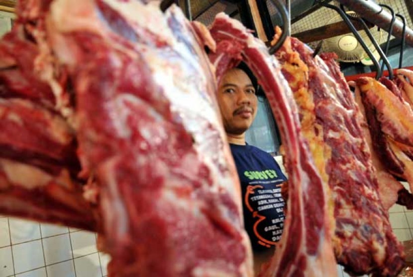 Daging sapi (ilustrasi) Harga komoditas daging ayam dan daging sapi di pasar tradisional Cihapit, Kota Bandung mengalami kenaikan signifikan jelang bulan puasa Ramadhan 1433 Hijriah.
