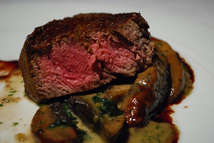 Daging steak dengan tingkat kematangan well done paling nikmat karena daging masih terasa tekstur dan saripatinya.