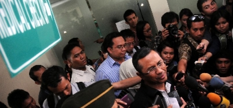 Dahlan Iskan di tengah wartawan usai tes kesehatan calon menteri, Selasa (18/10), di Jakarta.