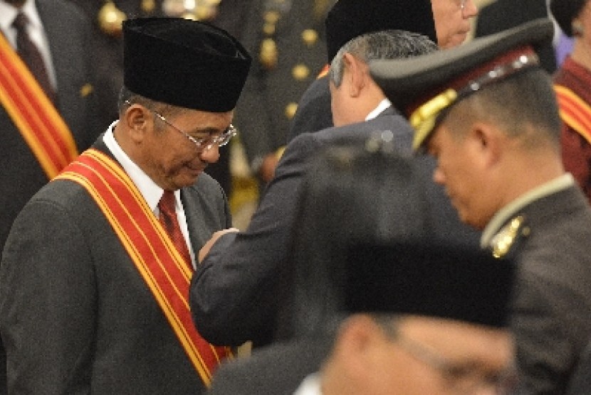 Dahlan Iskan menerima Bintang Mahaputera Adipradana dari SBY di Istana Negara, Jakarta, Senin (13/10). 