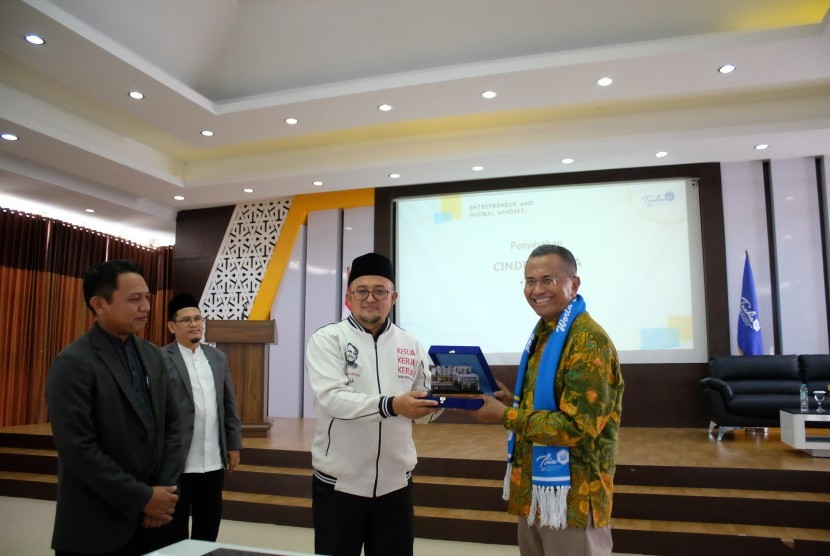 Dahlan Iskan menerima cinderamata dari chairman Tazkia IIBS, Ali Wahyudi, M. Pd.