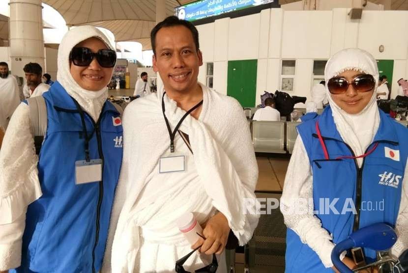 Dahlan Nariman (tengah) didampingi istrinya (kiri) saat tiba di Bandara King Abdulaziz, Jeddah, Senin (13/8). Ia bersama sejumlah jamaah lainnya merupakan WNI yang berangkat ke Tanah Suci dari Jepang.