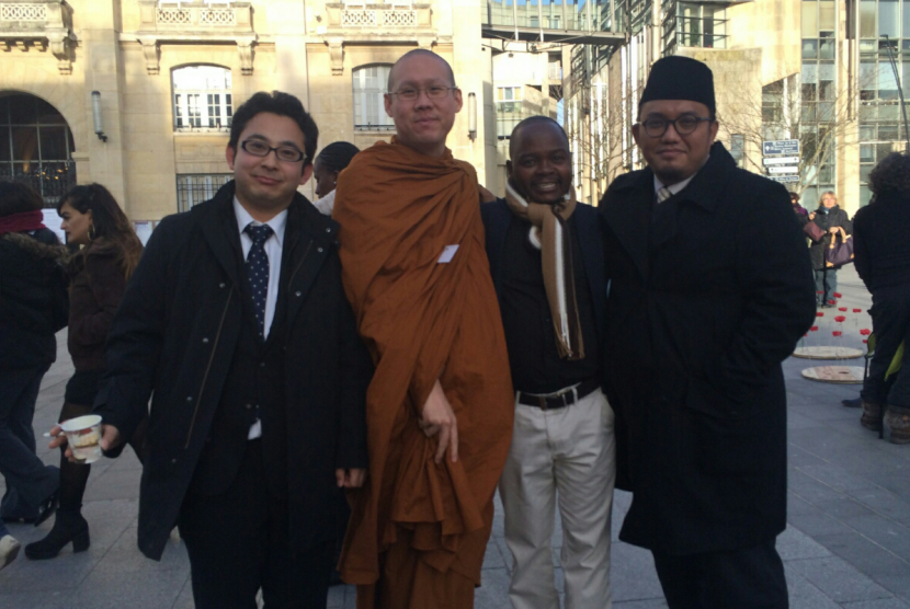 Dahnil Anzar Simanjuntak (kanan) bersama peserta Global Youth Interfaith Summit Religion for Peace di Paris, Prancis, Senin (30/1).  