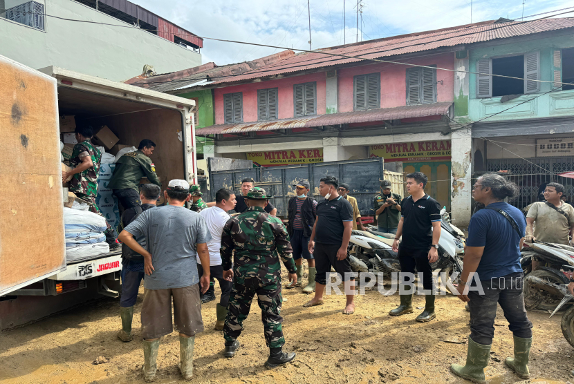 Banjir Siklon Senyar Tewaskan 836 Orang, Bantuan Logistik Mengalir ke Pos Pengungsian Sumut