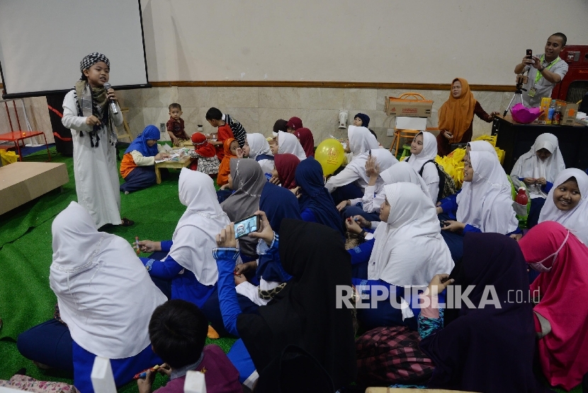  Dai cilik berceramah di area Kampung Wisata Edukasi dalam acara Islamic Book Fair (IBF) 2017 di JCC, Senayan, Jakarta, Kamis (4/5). 